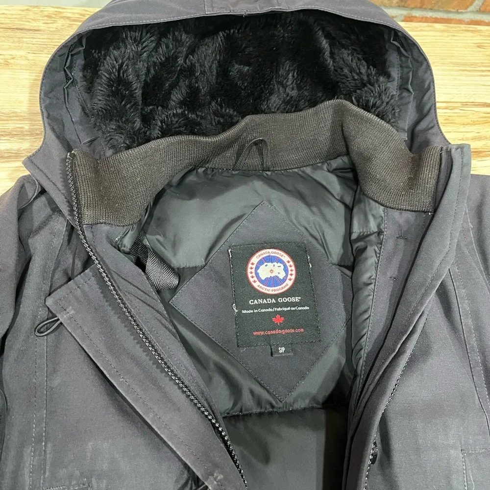 Canada Goose Navy Puffer Jacket - Picture 5 of 7